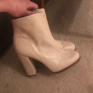ZARA NEVER WORN BONE CHELSEA BOOTS